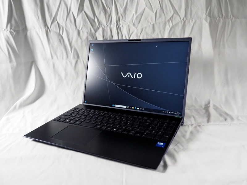 共通16型のVAIO F16。実売価格は14万6,800円～