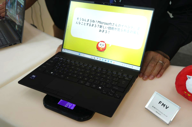 富士通クライアントコンピューティングの「FMV UA-K1」。800g台の軽量性が特徴