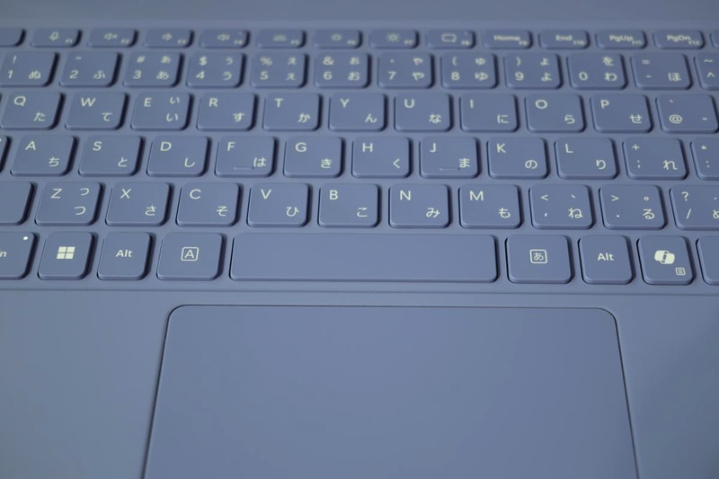 スペースバーの左右に英字入力と日本語入力モード切替キーを搭載した