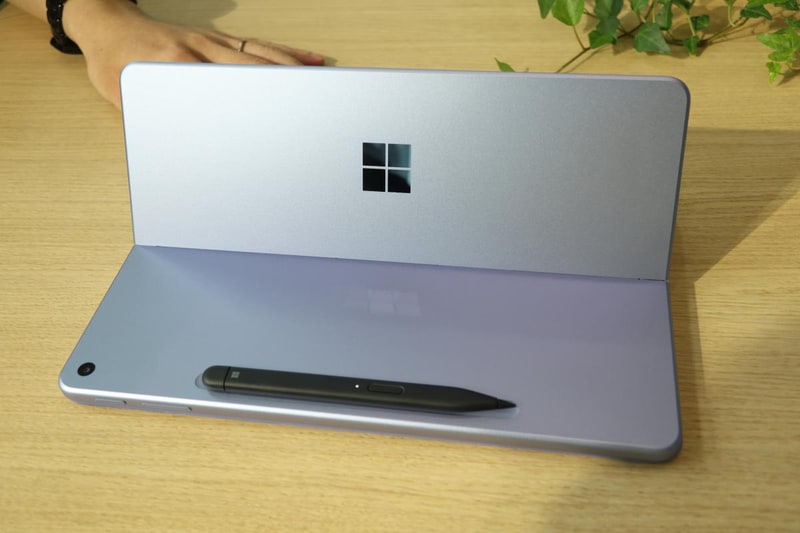 背面のキックスタンドは健在。ペンは磁力で収納可能