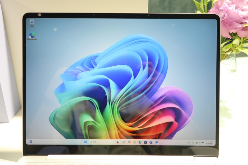 ディスプレイは1,920×1,280ドット表示対応。13型になったことでコンパクトになった