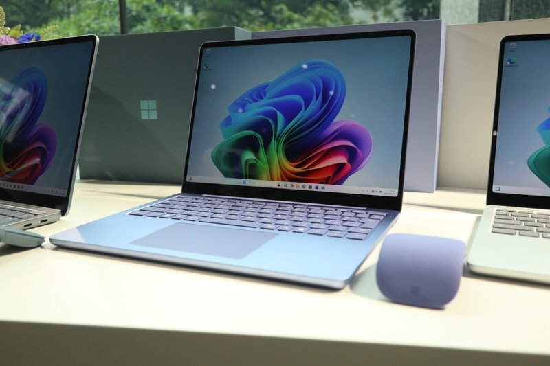 新しいSurface Laptop。今回はバイオレットが「ヒーローカラー」と呼ばれている