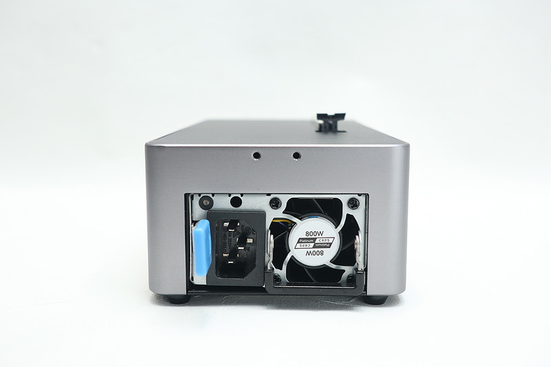 電源ファン側。ツールレスで取り出すことができる