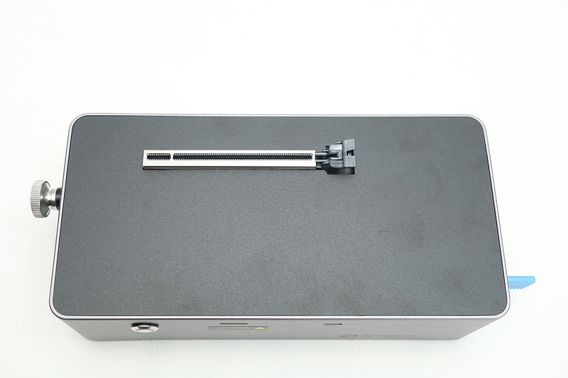 上部はPCIeスロットのみ