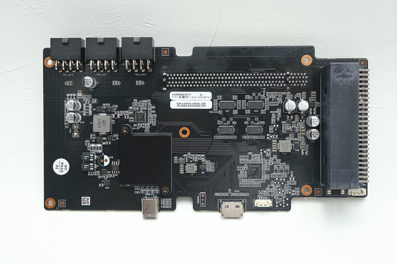 搭載されている基板。なお、取り出しに苦労するのでおすすめしない