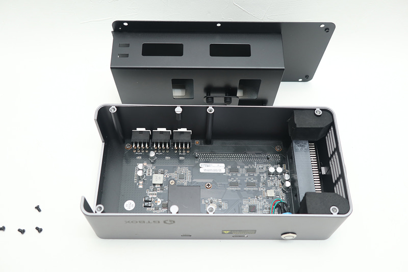 電源を外してから底面ネジを外せば内部にアクセスできる