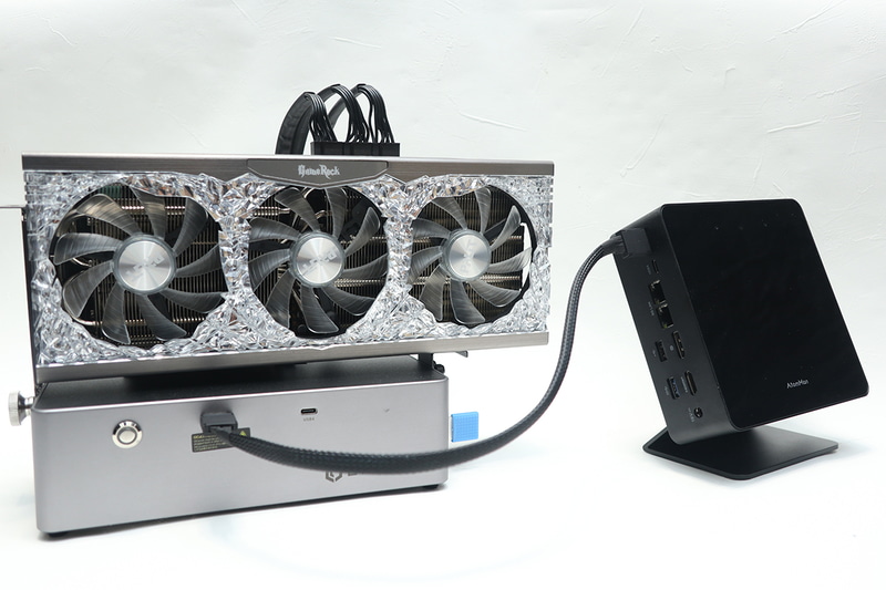 本体だけならミニPCと並べても違和感ないが、ビデオカードを載せた際のインパクトはなかなか