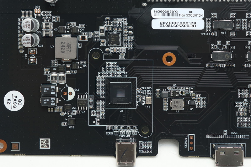 下の方がASMediaのASM2464PDX、上の方がRichtekのRT6190