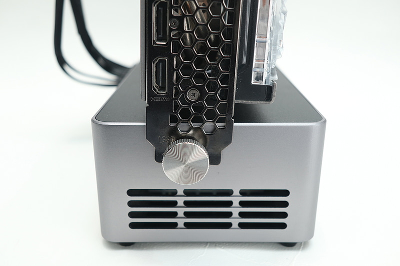 ブラケットを留める大型のネジ