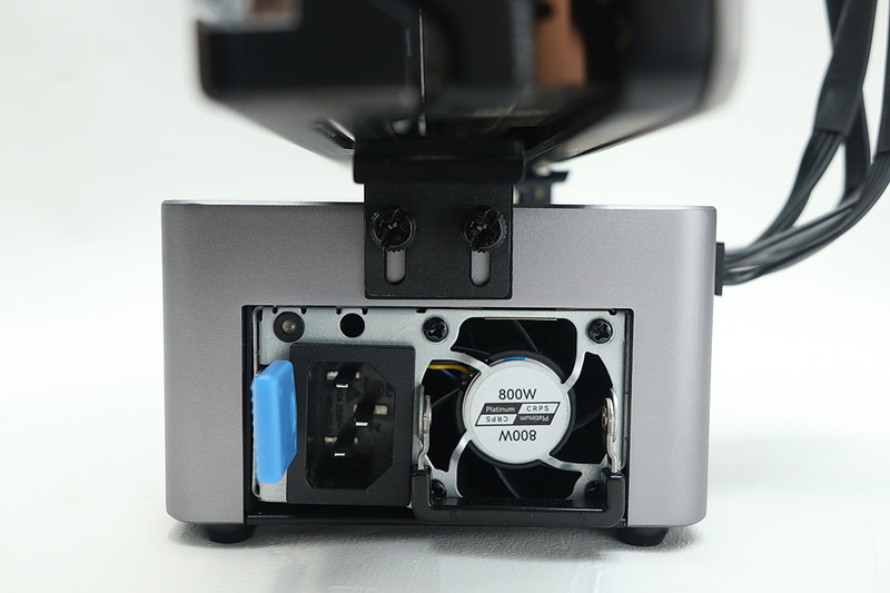 ビデオカードを支えるステーを装着したところ。大型のビデオカードでは若干心もとないか