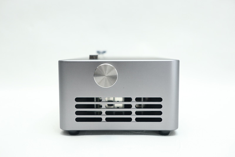 ビデオカードのバックパネル側。通気口が見える