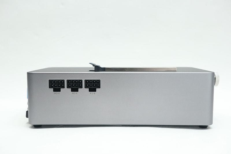 PCIe補助用8ピンコネクタを3つ搭載