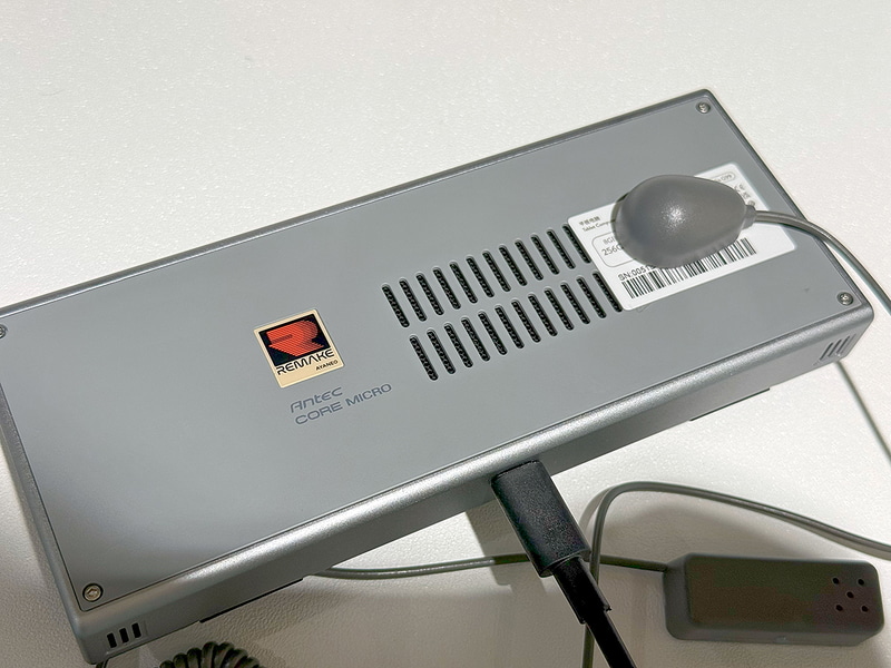 AYANEO REMAKEロゴシールが貼り付けられていた