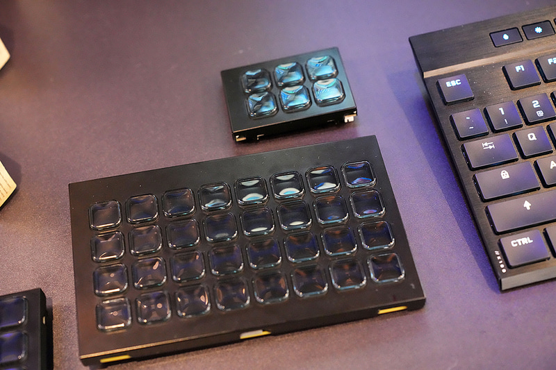 板とボタンのみでメーカーのロゴはない