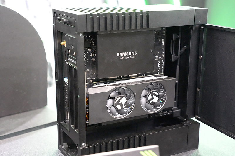 ケースとビデオカードを取り付けるとこのようになる