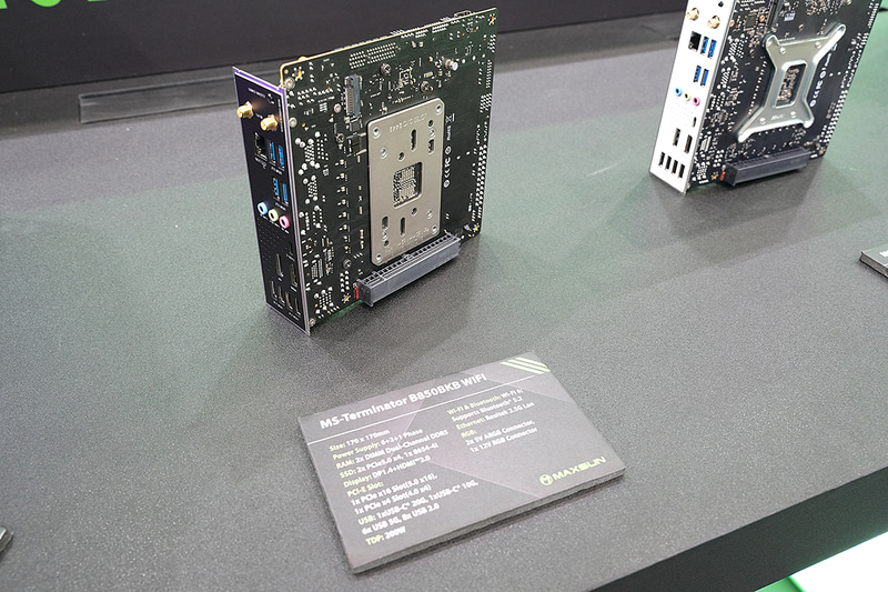 裏面にPCIe 5.0 x16スロットがある