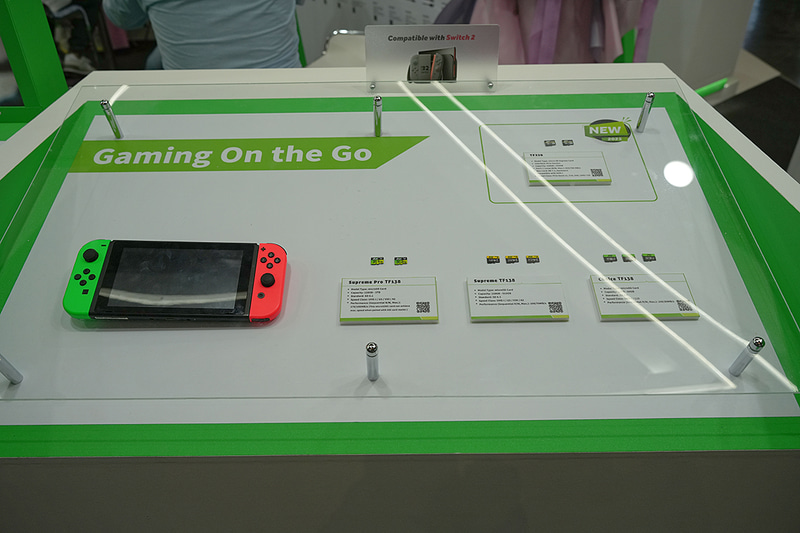 写真右上がmicro SD Expressカードとなる