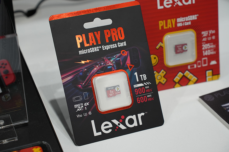 ポップパッケージが特徴のPLAYとは違い、PLAY PROはいかにもゲーミングといった印象のパッケージだ