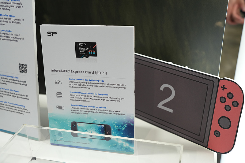 レインボーなカラーリングが特徴