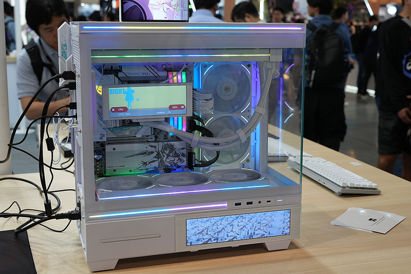 ケースの上に乗っているディスプレイが湾曲デザインのものだ