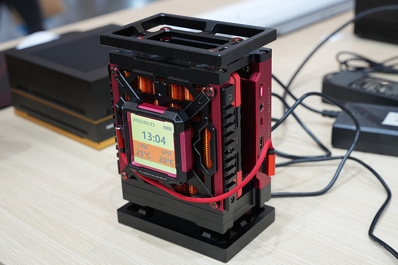 内部構造がよくみえるモデル。写真前面にラジエータ、その後ろにウォーターブロック、底面にウォーターポンプといったパーツの配置具合だ。