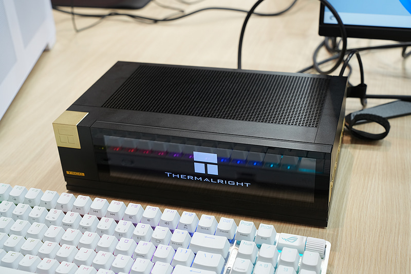 240mmのラジエータを搭載したモデル