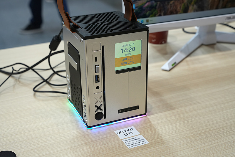 CNC削り出しの筐体。ハンドル付きだが、持ち上げることは禁止されていた。底面のRGBがアクセントになっている