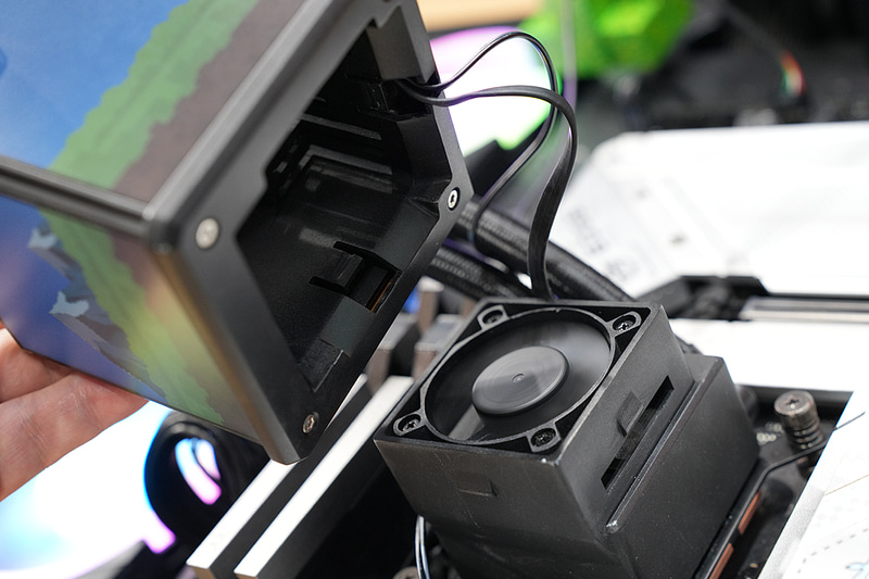 上に持ち上げて取り外すとファンが登場する