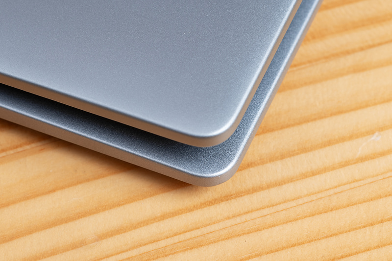 角は丸みを帯びていて、手にしっくりなじむ