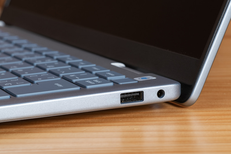 右側面にはUSB Type-Aポートとヘッドセット端子