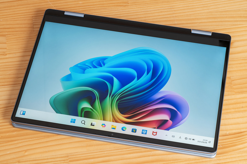 ヒンジを回転させてタブレットモードに変形