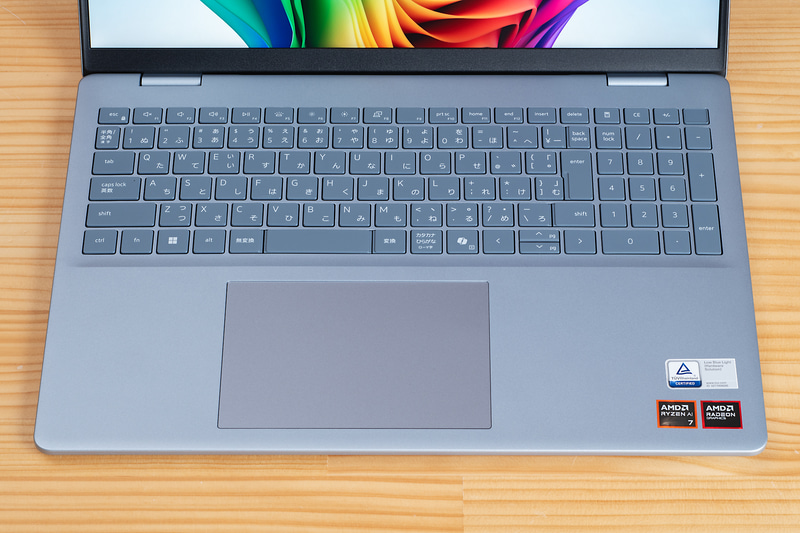 16型なので画面とキーボードが広々。テンキーもある