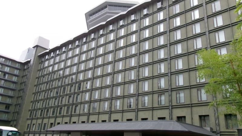 VLSIシンポジウムの会場である「リーガロイヤルホテル京都」の外観。2025年8日午後5時頃に筆者が撮影