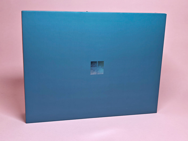 Surface Pro 12型の外箱、バイオレットモデルのためか、外箱のバイオレット色に