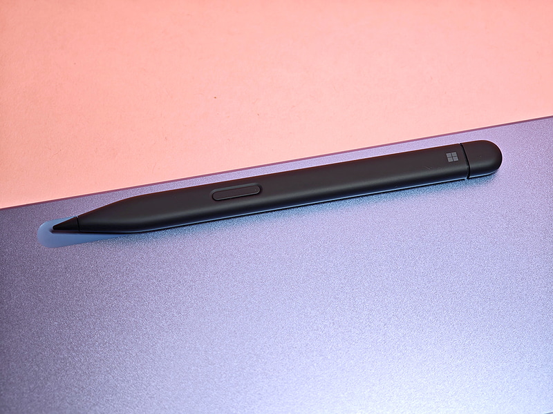 Surface Slim Pen2は本体の背面にくっつけて充電する