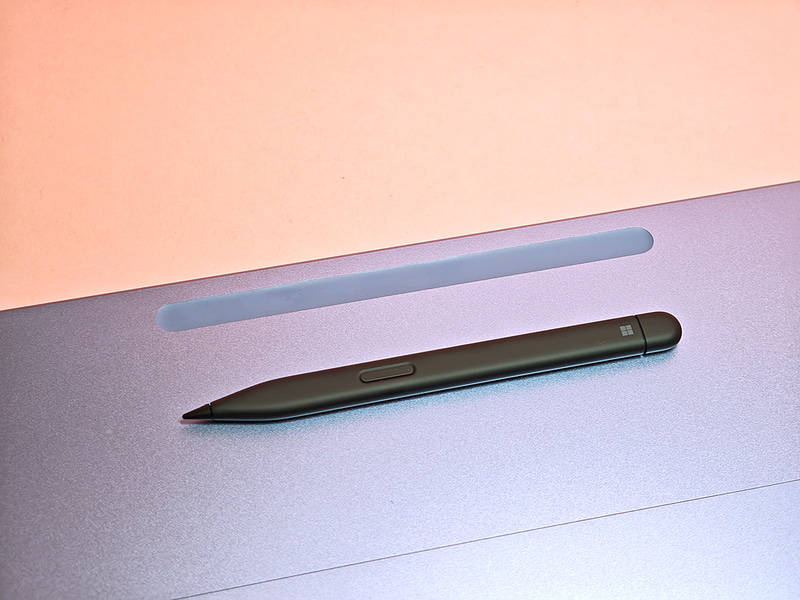 Surface Slim Pen2は本体の背面にくっつけて充電する