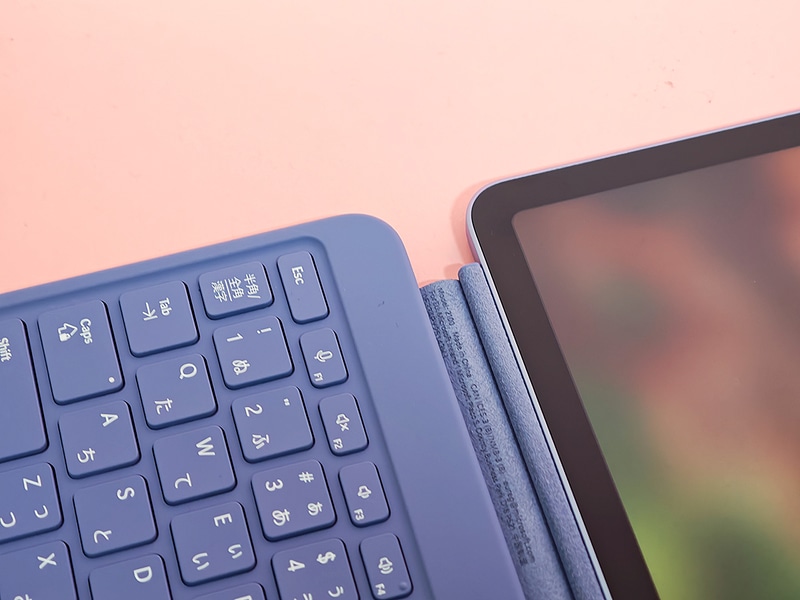 引きでる部分はあるが、これはキーボードをつけたまま閉じるための機構