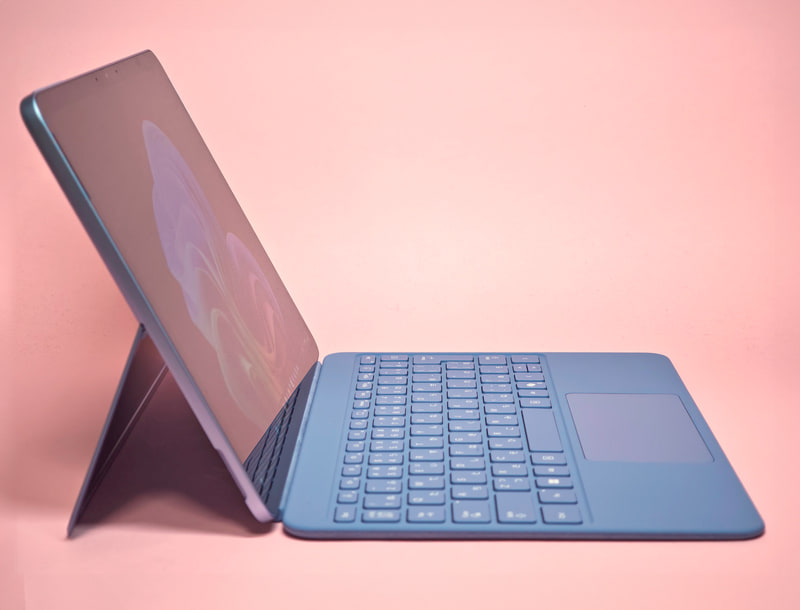 このようにキーボードは机面につけた形で使う、上位モデルのようにチルトすることはできない