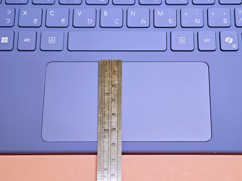 タッチパッドは10.8x5.7mm