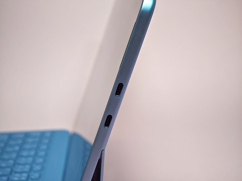 本体の右側面にはUSB Type-C 2基