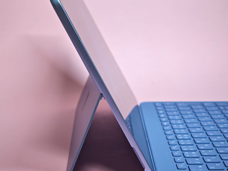 本体の左側面には端子なし