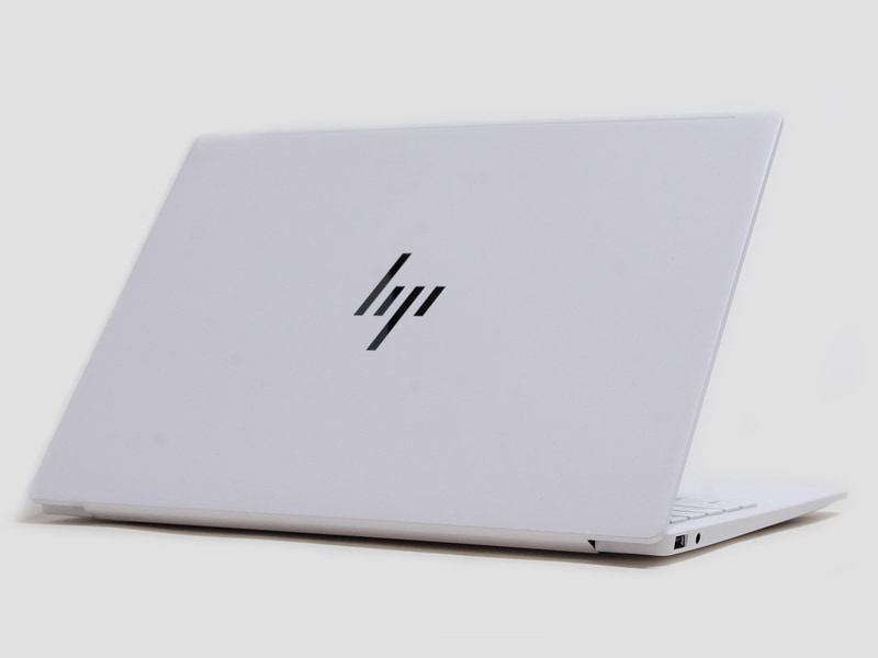 背面。セラミックホワイトでなかなか綺麗。中央にHPのロゴ