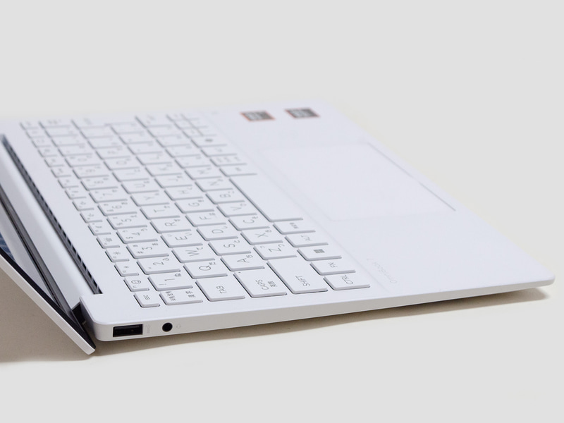 左側面。USB 3.2 Gen 1、3.5mmジャック