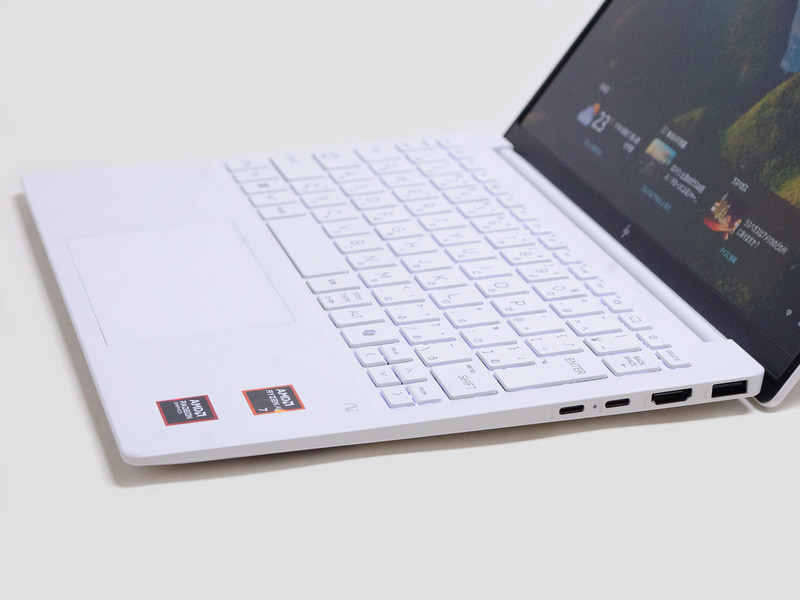 右側面。USB 3.2 Gen 2、HDMI、USB 3.2 Gen 2 Type-C 2基