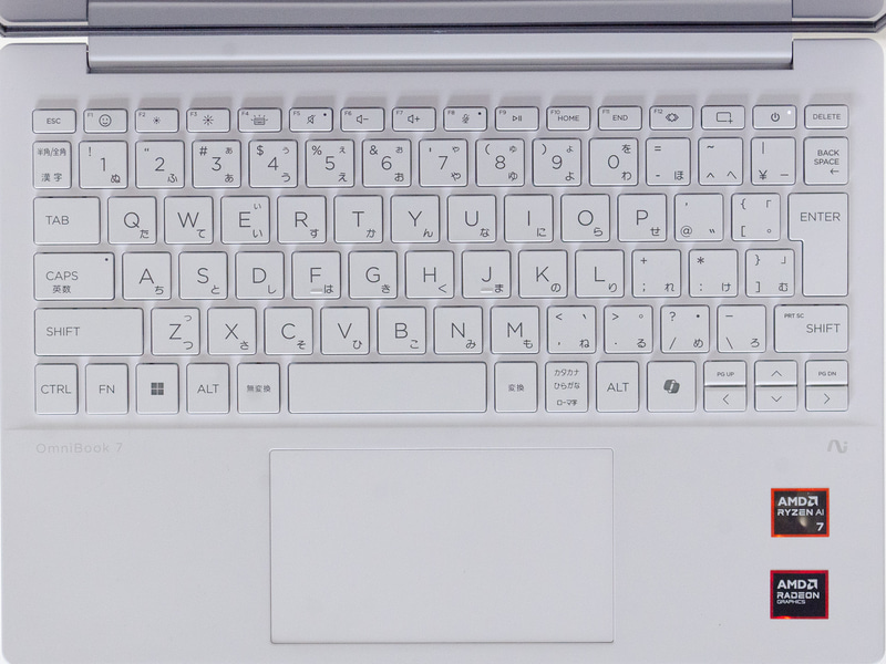 キーボードはJIS配列。電源ボタンの横に[DEL]キーがあるのは気になると言えば気になる