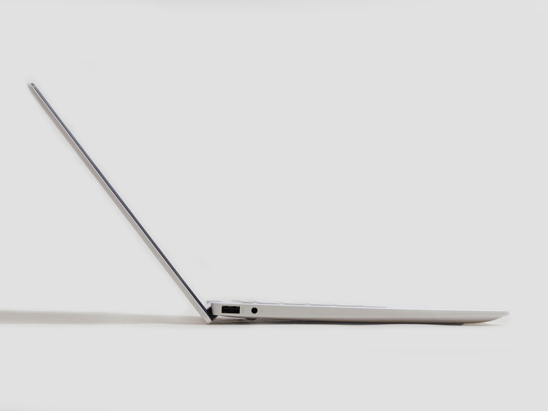 横から。USB Type-Aの高さから分かるようにそれなりにスリム