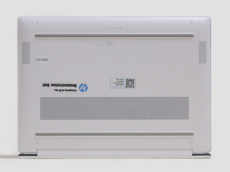 裏。前後に1本バーのゴム足と左右にスピーカー用スリット