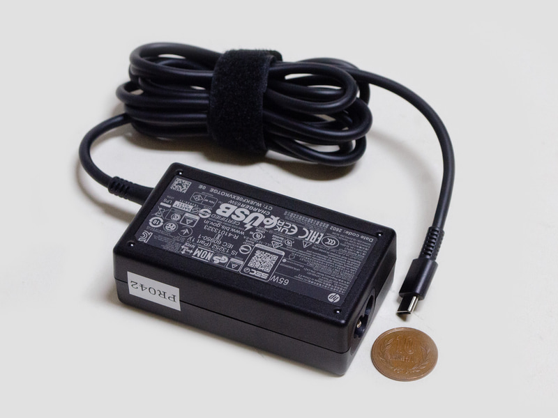 付属のACアダプタのサイズ約89×49×29mm、重量236g、出力65W