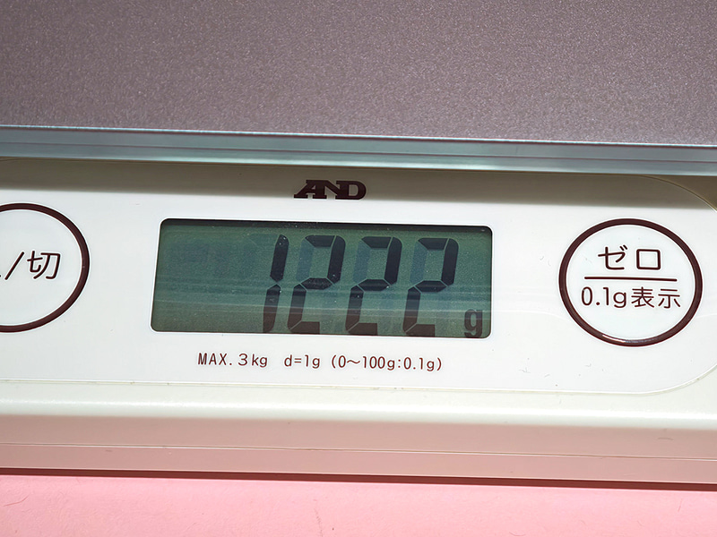 本体の重量は実測で1.222kg、アルミニウム筐体のモバイルPCとしては標準的な重量