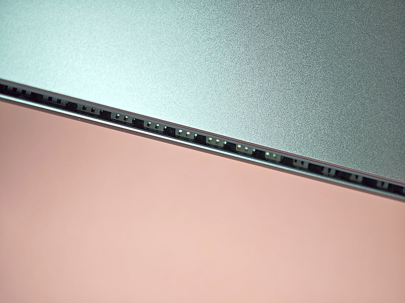 ヒンジ部分にスリットが隠されており、そこから排気される形になっている